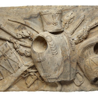 Reliéf s válečnými trofejemi, 1833-34, pískovec (v expozici osazeno v r. 2013)