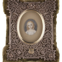 10 Miniatura, Podobizna neznámého děvčátka, po roce 1820, akvarel na papíře, rám kov (filigrán), textil (samet), výška 3 cm, šířka 2,7 cm, včetně rámu