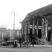 Olomouc, výzdoba s nacistickými vlajkami na radnici a v jejím okolí, dne 1. 5. 1939, skleněný negativ, 9x12 cm, inv. č. C 3 917.