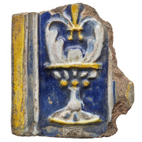 36. Olomouc, Zlomek kachle s motivem stylizované kytice ve váze, Raný novověk (1 500–1 700 n. l.), pálená hlína, polychromní glazura.