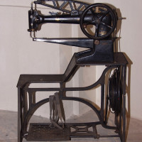 Ševcovský šicí stroj celokovový značky Adler s kolem na roztáčení a šlapacím mechanismem, z konce 19. století