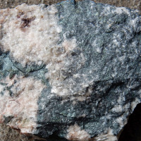 09 Berzelianit (šedomodrý, kovově lesklý) v dolomitu, celosvětově vzácný, Bukov