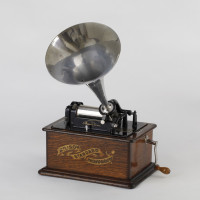 06 Fonograf Edison, Thomas A. Edison, et als, at Orange, A. J. U. S. A., výr. č. S 266453, model C, konec 19. století.