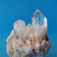 Křišťál, Vernířovice, drúza s průhledným dokonalým krystalem, foto P. Rozsíval