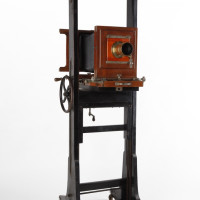 Fotografický ateliérový přístroj na vidlicovém stativu, na desky formátu 18 x 24 cm, první třetina 20. století