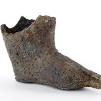 34. Loštice (?), Loštický pohár ve tvaru boty, Vrcholný středověk (1 200/1 250–1 500 n. l.), pálená hlína.