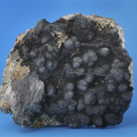 Chlorit, Krásné, šedé kulovité agregáty v dutině amfibolitu, foto P. Rozsíval