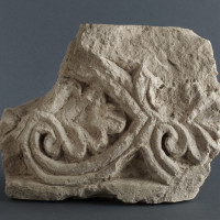Fragment reliéfu s palmetovým dekorem, spongilitová opuka, výška 24 cm, šířka 28 cm, hloubka 9 cm, kolem roku 1141.