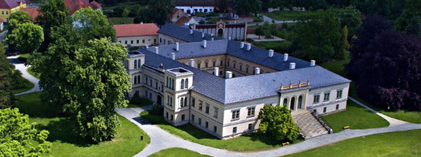 Červen na zámku v Čechách pod Kosířem
