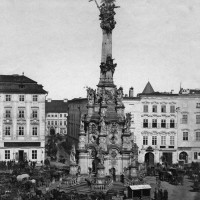 Sloup Nejsvětější Trojice v Olomouci, H. Haubenreisser, 1860, fotografie, výška 21, 8 cm, šířka 17 cm.