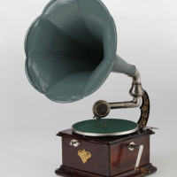 09 Gramofon, s roztrubem, počátek 20. století, materiál dřevo a kov.