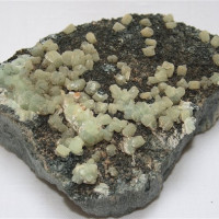 Prehnit, Vernířovice, světle zelené sloupcovité krystaly na chloritu v dutině ruly, foto J. Vančura