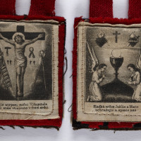 20 Škapulíř s Ukřižováním a andělskou eucharistií; první polovina 19. století, tisk na plátně, vlna