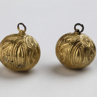 27. Olomouc-Slavonín, Dvojice gombíků s geometrickou výzdobou, Raný středověk (cca 568–1 200/1 250 n. l.), pozlacený bronz.