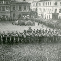 02 Pochodová rota před odchodem na frontu v první světové válce, první třetina 20. století.