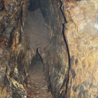 Vertikální těžební patra, kterými byla ve středověku dobývána křemenná žíla se zlatem ve štole Mariahilfe 1 