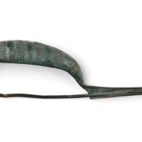 16. Náklo, Loďkovitá spona, Starší doba železná (cca 800/750–400 př. n. l.), kultura lužická, bronz.