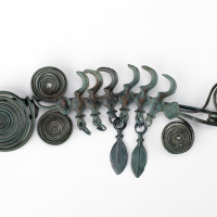 12. Dolany, Tzv. růžicová spona, Doba bronzová (cca 2 000–800/750 př. n. l.), kultura lužická, bronz.