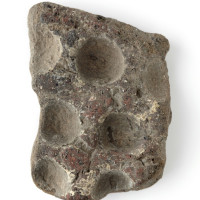 20. Malé Hradisko (oppidum Staré hradisko), Fragment mincovní destičky, Mladší doba železná (cca 400–50/30 př. n. l.), kultura laténská, pálená hlína.
