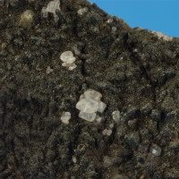 Apatit, Krásné, čiré sloupcovité krystaly na jemně šupinatém chloritu, foto P. Rozsíval
