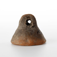 04. Rybníček, Keramický zvonek, Mladší doba kamenná (cca 5 500–4 000 př. n. l.), kultura s moravskou malovanou keramikou, pálená hlína.