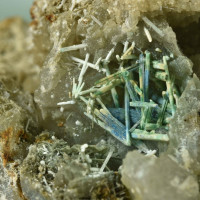 08 Cerusit (bílé krystaly) s modrými povlaky linaritu, Zlaté Hory 
