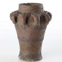 30. Litovel, Loštický pohár s věncem oušek pod okrajem, Vrcholný středověk (1 200/1 250–1 500 n. l.), pálená hlína, červená barva.