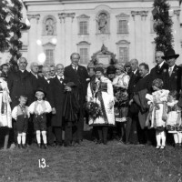 Z oslav 60. výročí Slovanského gymnázia Olomouc na sv. Kopečku, uprostřed Richard Fischer, starosta města Olomouce (1923-1939). 