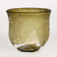 25. Charváty, Skleněný pohár, Doba stěhování národů (cca 400–568 n. l.), sklo.