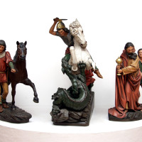 Tři figurální skupiny – Sv. Jiří v boji s drakem, Muž s koněm, Kněz s ministrantem, všechny 1898, Vlastivědné muzeum v Olomouci