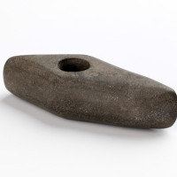 08. Těšetice, Kamenný sekeromlat, Pozdní doba kamenná (cca 4 000–2 000 př. n. l.), kultura se šňůrovou keramikou, olivinický bazalt.
