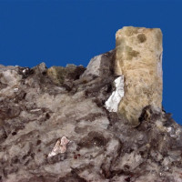 Beryl, Maršíkov, krémově bílý krystal v pegmatitu, foto P. Rozsíval