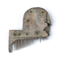 21. Senice na Hané, Část hřebene s omegovitou rukojetí, Doba římská (cca 50/30 př. n. l. – 400 n. l.), kost, bronzové nýty.