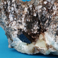 Babingtonit, Vernířovice, černý sloupcovitý krystal v dutině prehnitu (zelenavý) na puklině ruly, foto P. Rozsíval
