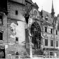 Olomouc, orloj poškozený střelbou za 2. světové války, foto 1945, skleněný negativ, 9x12 cm, inv. č. C 3 377.